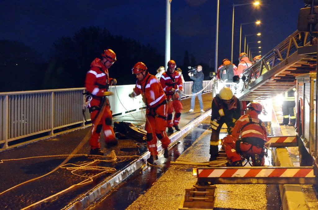 Einsatz BF Hoehenretter Koelner Seilbahn Hoehe Zoobruecke P2304.JPG